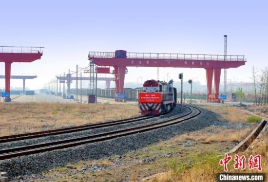 X395次快速货物班列从山东临沂朱保站开出。孙磊 摄