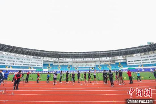 4月22日，2024射箭世界杯上海站开弓前选手们在练习。(2024射箭世界杯上海站组委会供图)