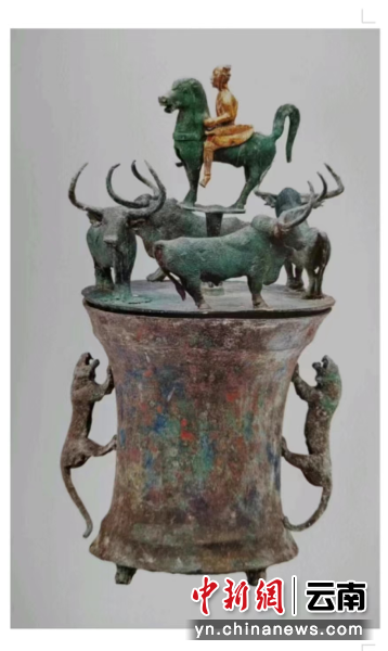 晋宁石寨山墓出土的战国时期鎏金骑士青铜贮贝器