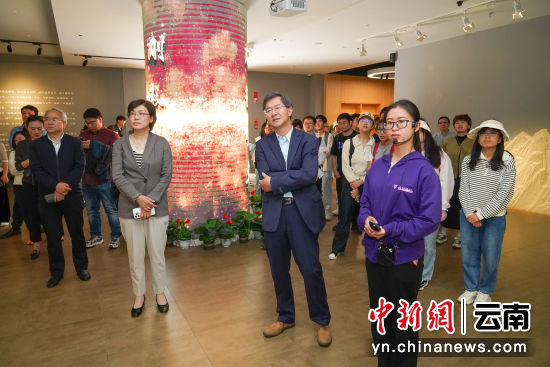 图为《复兴文库》专家参观西南联大博物馆。中新网记者 刘冉阳 摄